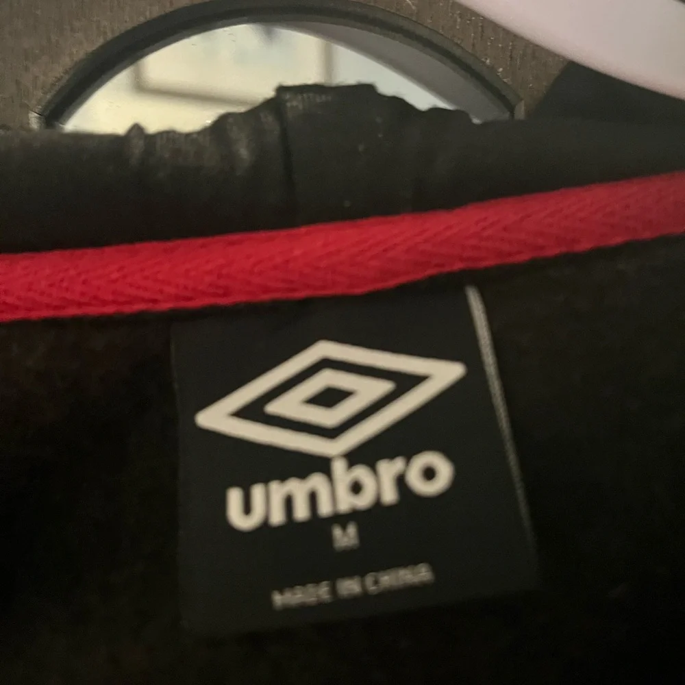 Boys Umbro Black with red accents Fits like a 14 - Picture 5 of 5